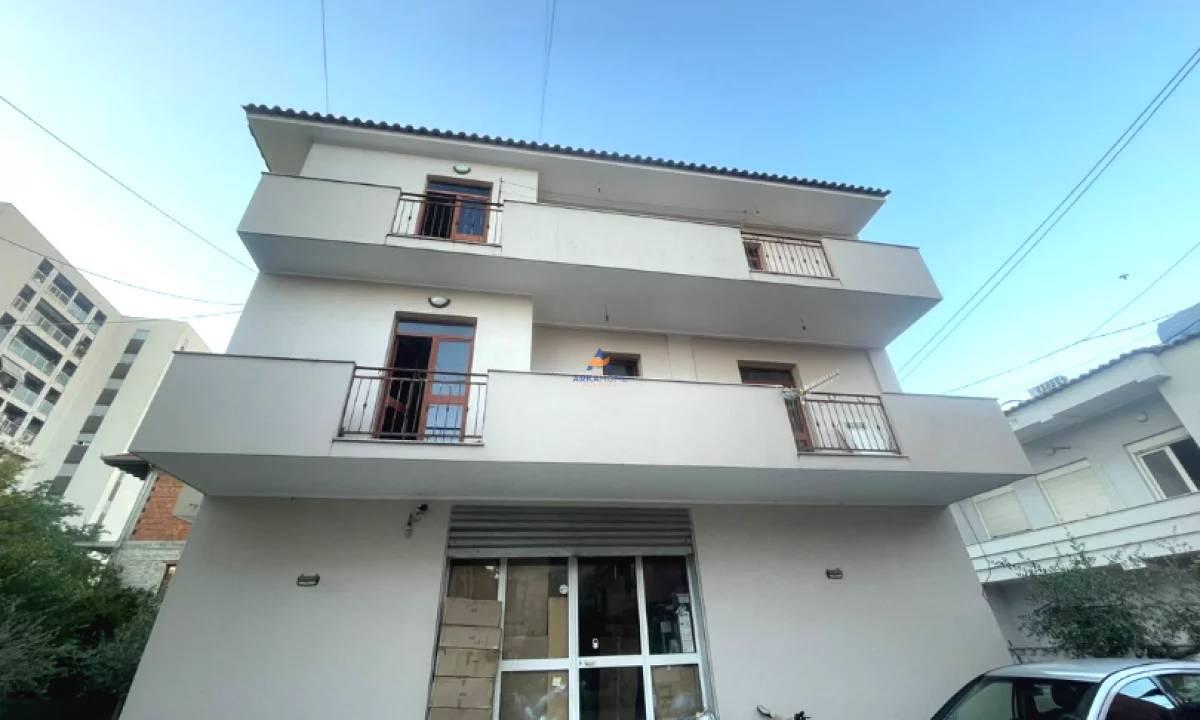 Villa di lusso in vendita a Tirana 4+1, Vuoto