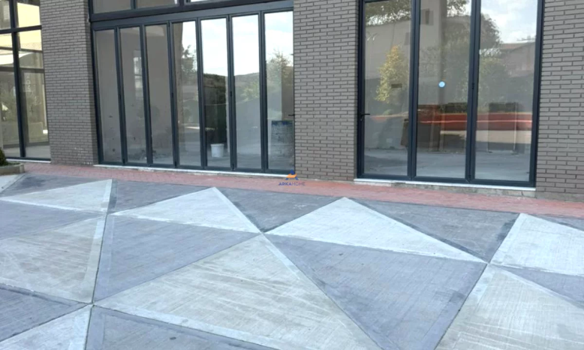 JEPET AMBIENT BIZNESI ME QERA 72M2 "RRUGA ESAT MEKULI, ISH FUSHA AVIACIONIT" 1500 EURO