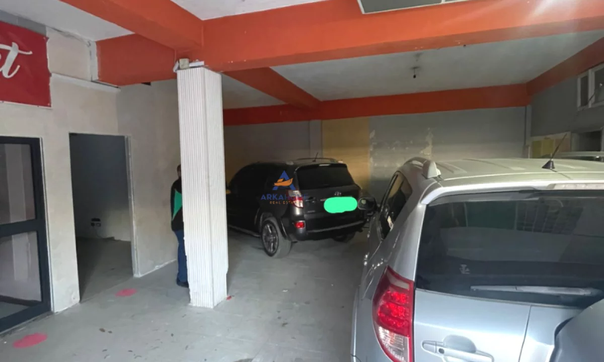 JEPET GARAZH ME QERA 115M2 "PRANE FABRIKES SE MIELLIT,UNAZA E RE" 1000 EURO