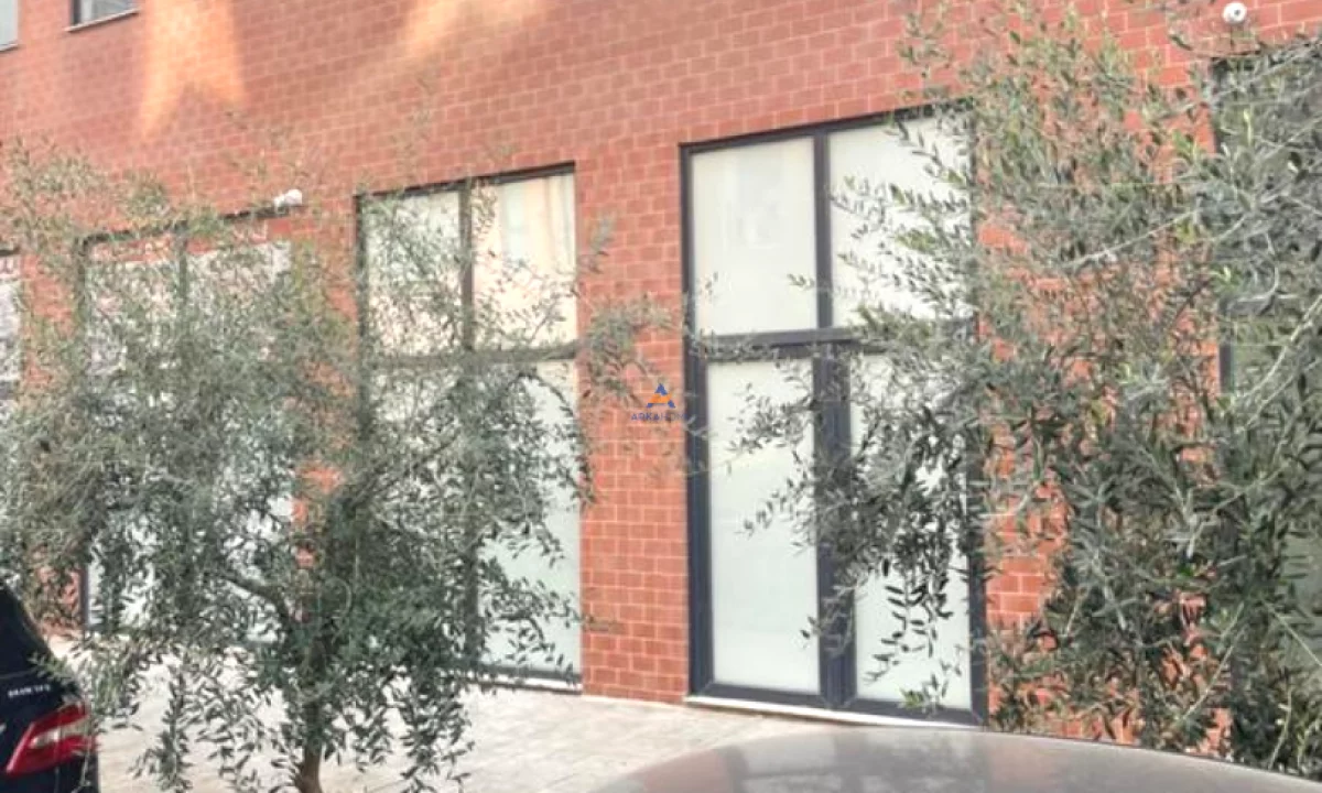 JEPET AMBIENT BIZNESI ME QERA 100M2 "STACIONI I TRENIT" 900 EURO