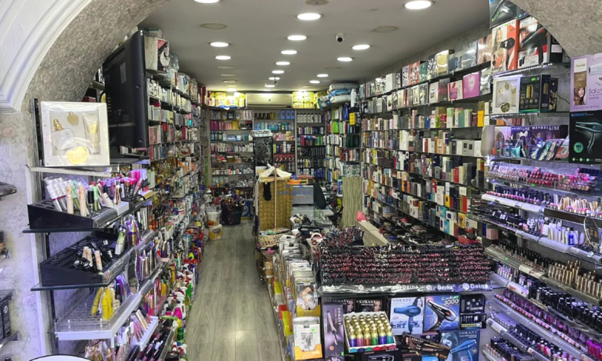 SHITET BIZNESI PARFUMERI KOZMETIKE 40M2 "RRUGA MUHAMET GJOLLESHA,21 DHJETORI" 130.000 EURO