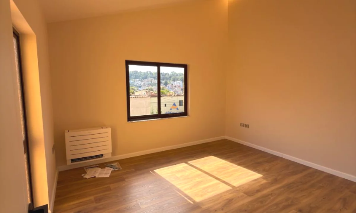 JEPET ME QERA GODINA 170M2 "VILAT GJERMANE,QYTET STUDENTI" 5300 EURO