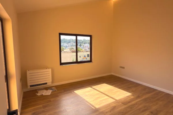 JEPET ME QERA GODINA 170M2 "VILAT GJERMANE,QYTET STUDENTI" 5300 EURO