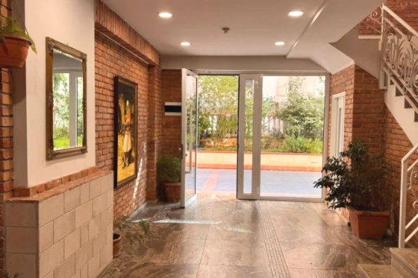 Ambient biznesi me qera 3+1 ne Tirane - 780 Euro