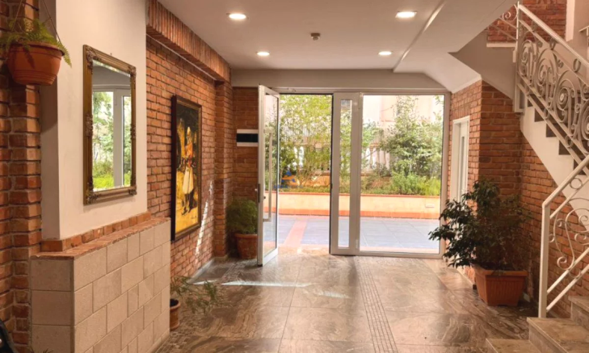 JEPET ME QERA ZYRE 56M2 "RRUGA THEMISTOKLI GERMENJI, QENDER" 780 EURO