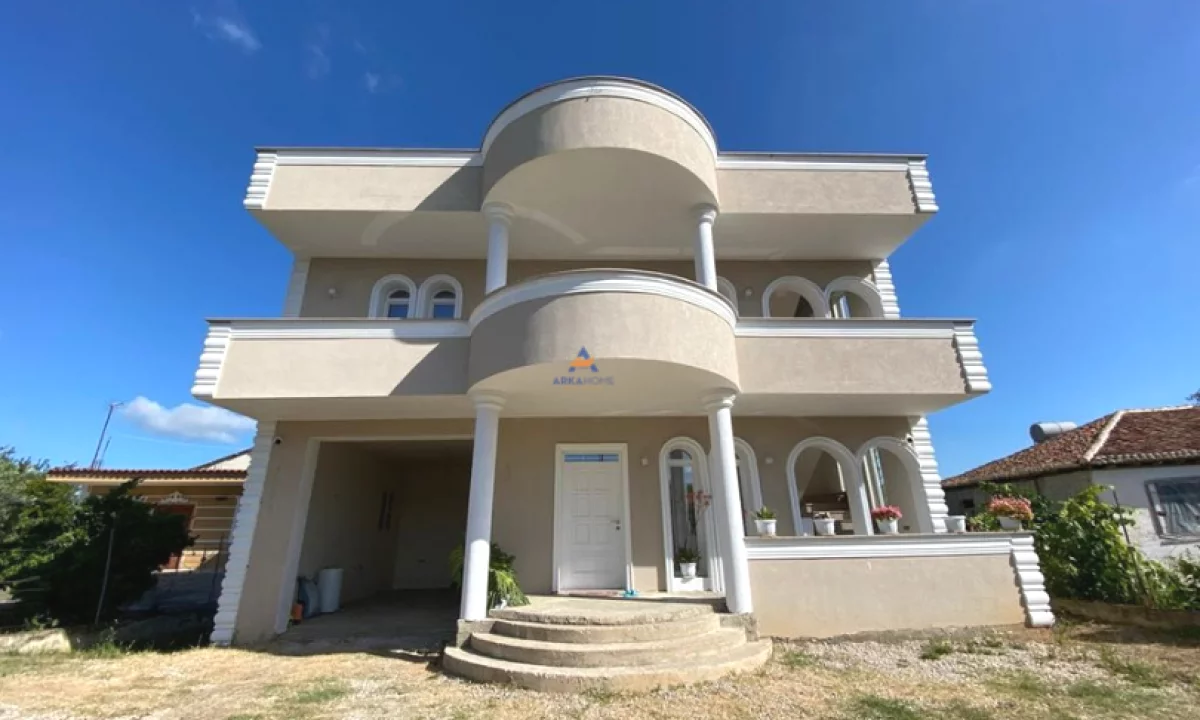 Shtepi ne shitje Vila Luksoze ne Durres, 2+1, Mobilimi E mobiluar, Pagesa 180,000  Euro.