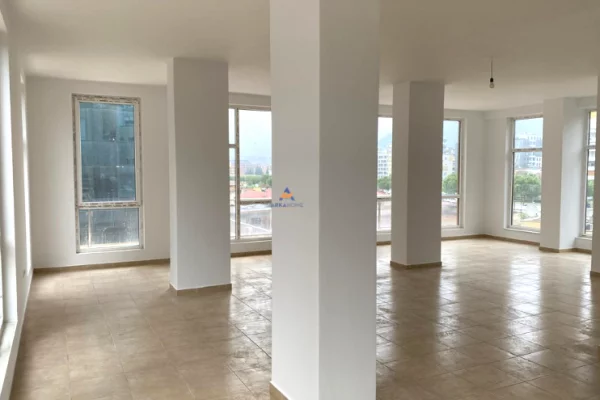 Ambient biznesi me qera 3+1 ne Tirane - 2,500 Euro