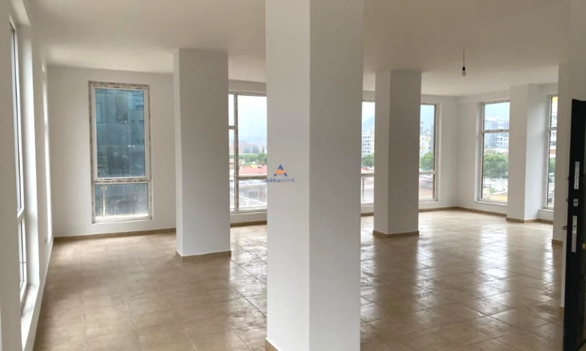 JEPET AMBIENT ME QERA 200M2 "ISH STACIONI I TRENIT" 2500 EURO