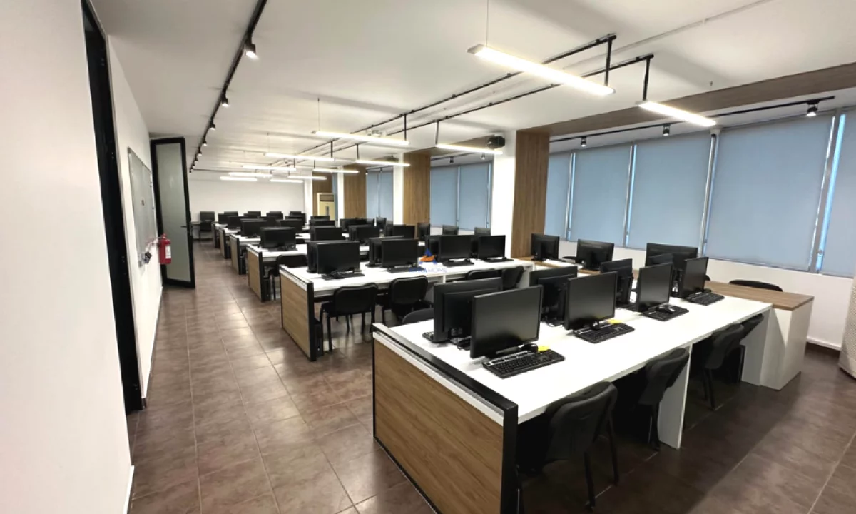 SHITET BIZNESI (ZYRE) 374M2 "USLUGA, STACIONI I TRENIT" 17.000 EURO