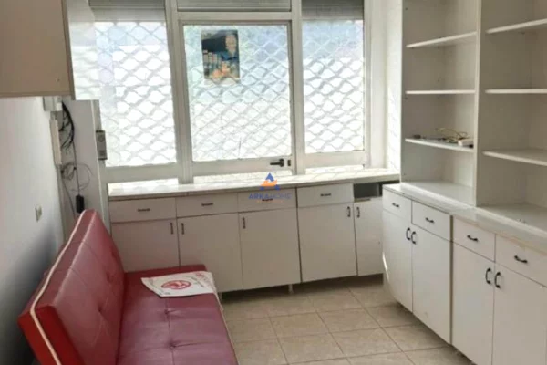 JEPET ME QERA AMBIENT BIZNESI 40M2 "QSUT,SPITALI FRANCEZ" 50.000 LEKE