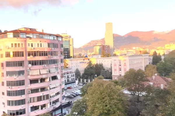 Ambient biznesi me qera 3+1 ne Tirane - 2,000 Euro