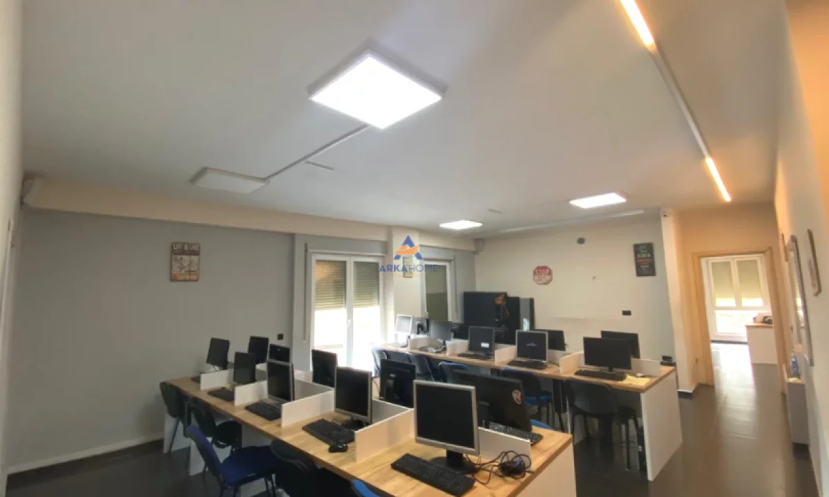 JEPET ZYRE ME QERA 527M2 "PRANE HILTONIT,AFER ME KOMPLEKSIN DELIJORGJI" 5000 EURO