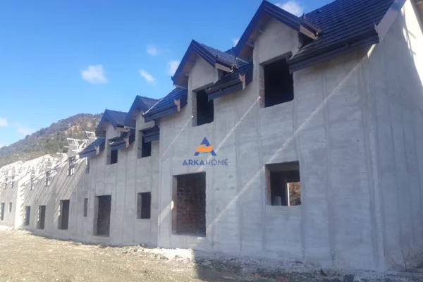 Ambiente Commerciale in Vendita 5+1 a Elbasan - 1,300,000 Euro