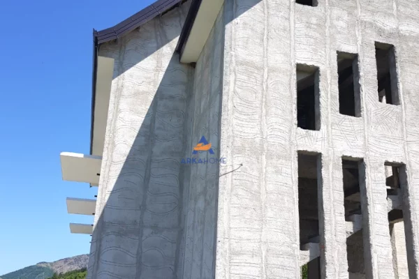 Ambiente Commerciale in Vendita 5+1 a Elbasan - 1,300,000 Euro