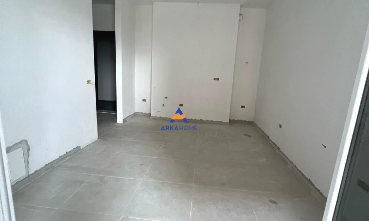 Shtepi ne shitje Apartament ne Tirane, 1+1, Mobilimi Bosh, pa mobiluar, Pagesa 68,000  Euro.