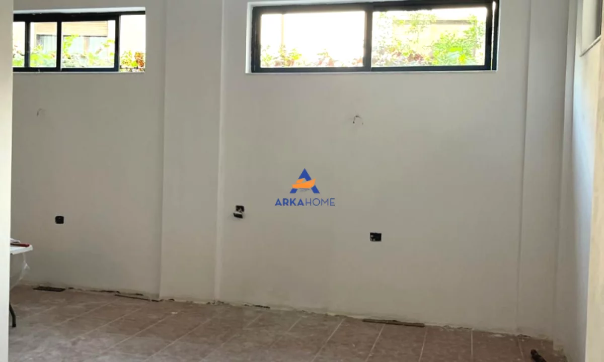 JEPET AMBIENT ME QERA 200M2 "KOMUNA E PARISIT" 150.000 LEKE