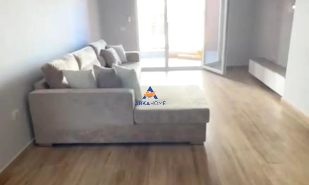 Shtepi ne shitje Apartament ne Tirane, 1+1, Mobilimi E mobiluar, Pagesa 125,000  Euro.