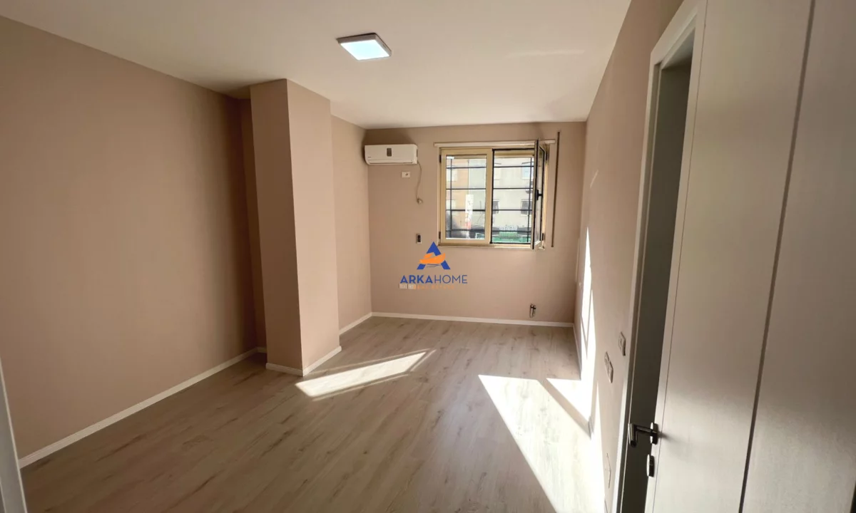 JEPET ZYRE ME QERA 116M2 "KRISTAL CENTER,KOMUNA E PARISIT" 1000 EURO