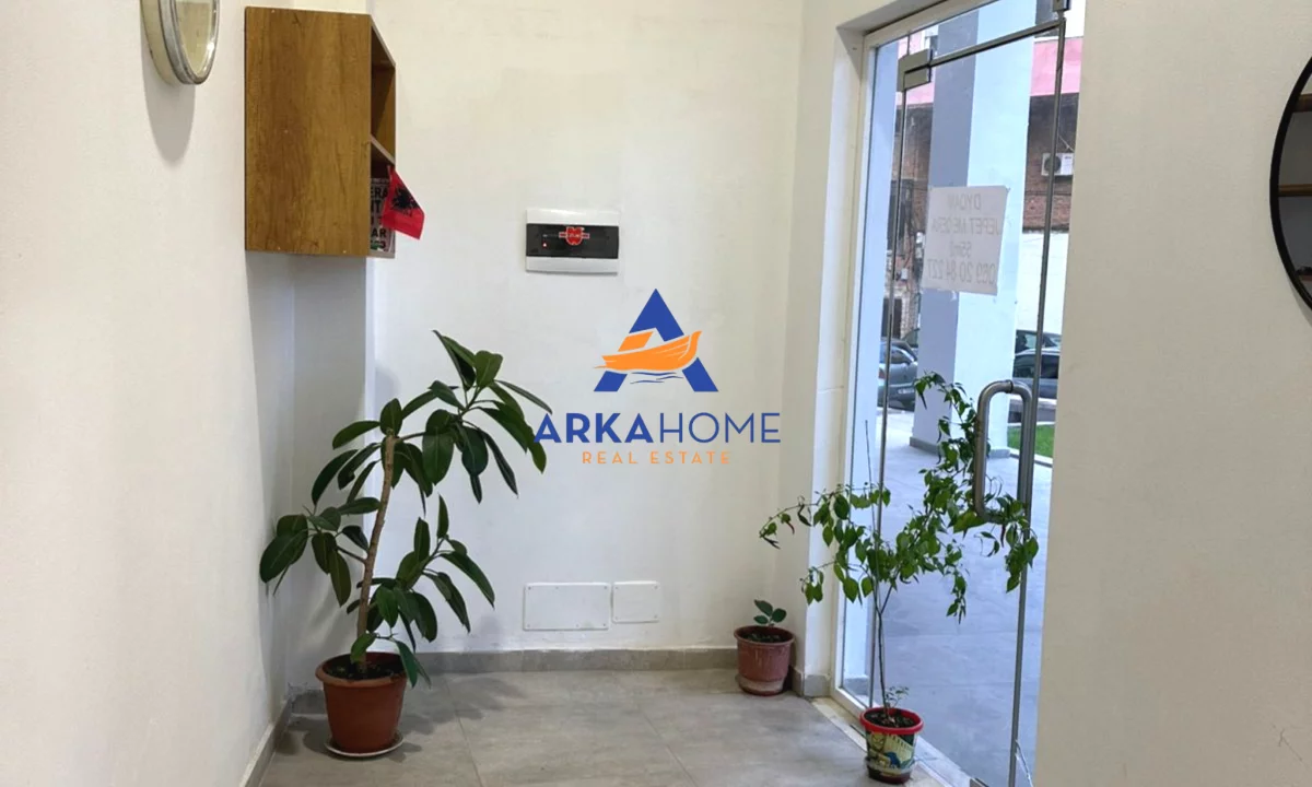 JEPET AMBIENT BIZNESI ME QERA 55M2 "RRUGA E BARRIKADAVE,QENDER" 600.000 LEKE