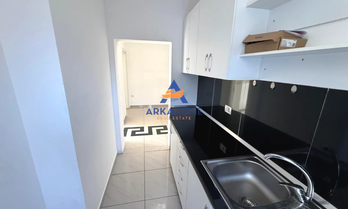 JEPET ZYRE ME QERA 100M2 "RRUGA MINE PEZA" 800 EURO