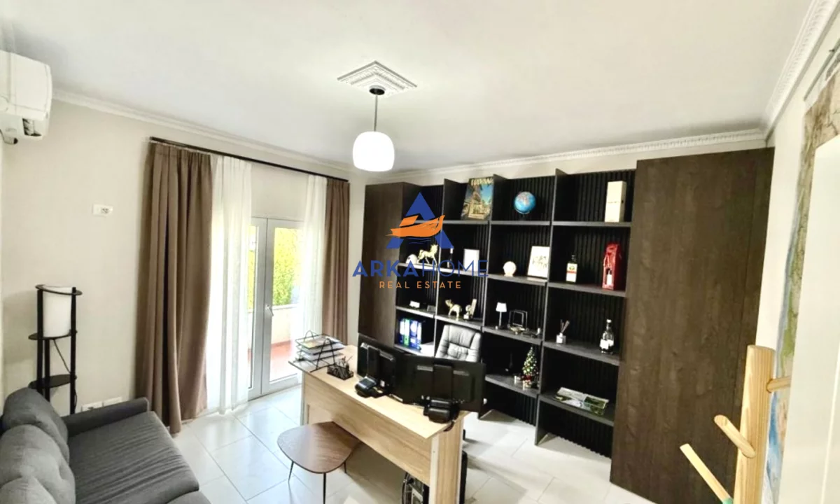 JEPET ME QERA AMBJENT ZYRE 150M2 "RRUGA FUAT TOPTANI, MANGALEM ALI DEM" 650 EURO