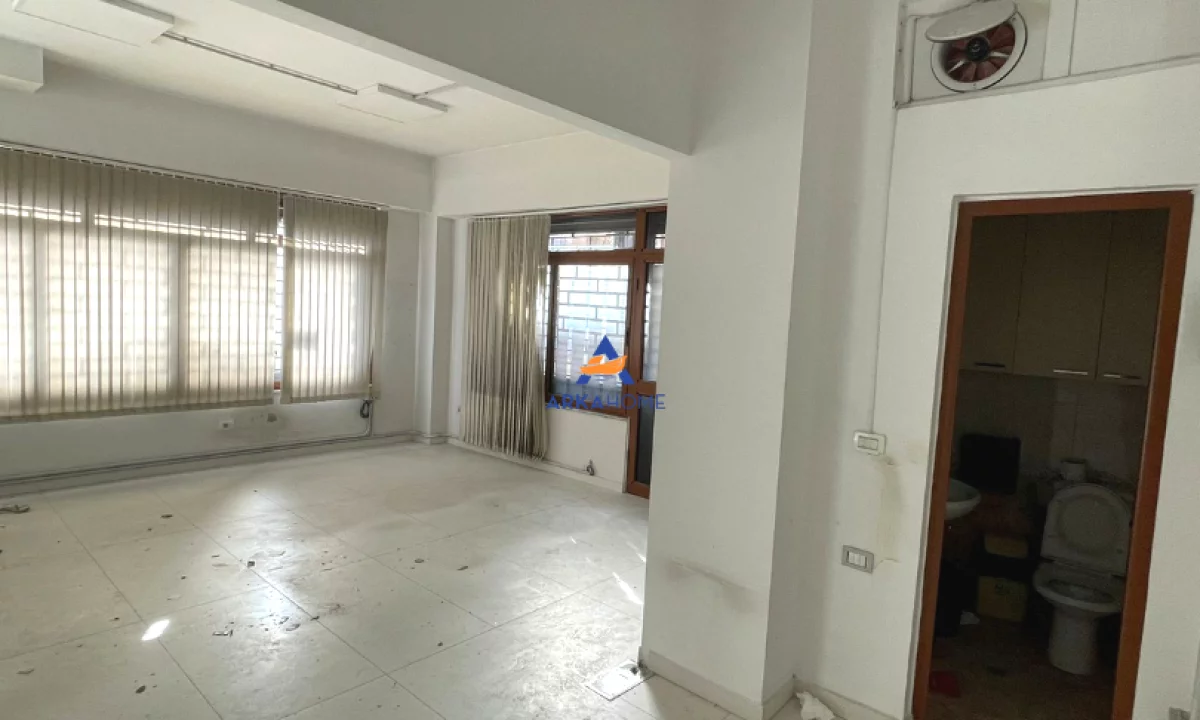 JEPET AMBIENT BIZNESI ME QERA 65 M2 "RRUGA FERIT STERMASI,AFER 9 KATSHEVE QENDER" 700 EURO