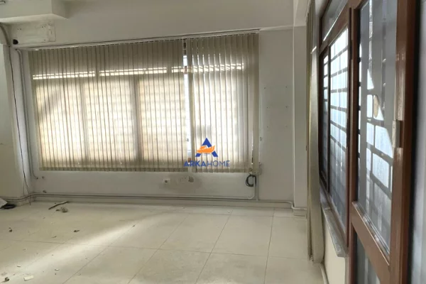 JEPET AMBIENT BIZNESI ME QERA 65 M2 "RRUGA FERIT STERMASI,AFER 9 KATSHEVE QENDER" 700 EURO