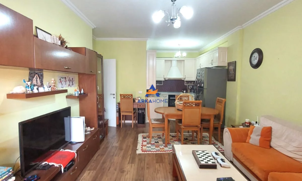 Shtepi ne shitje Apartament ne Tirane, 2+1, Mobilimi E mobiluar, Pagesa 140,000  Euro.