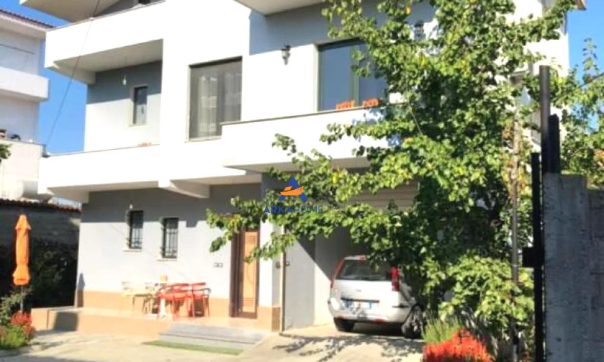 Shtepi ne shitje Shtepi Private ne Tirane, 6+1, Mobilimi Pjeserisht e mobiluar, Pagesa 300,000  Euro.