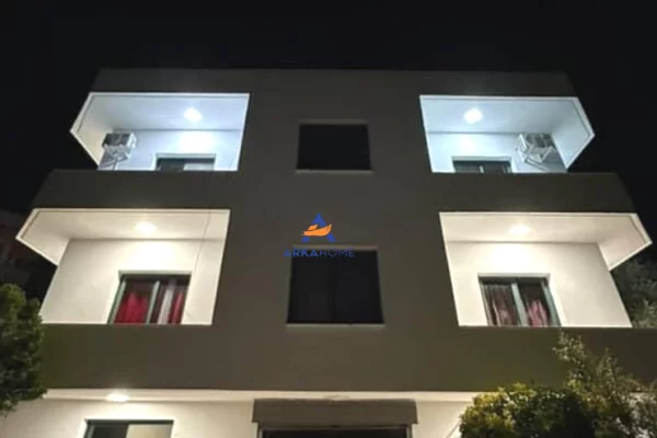 VILË NË SHITJE – 3 KATE 420 M² 