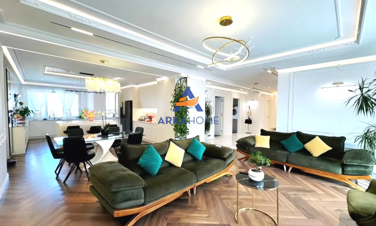 Attico(ultimo piano panoramico) in vendita a Tirana 4+1, Arredato