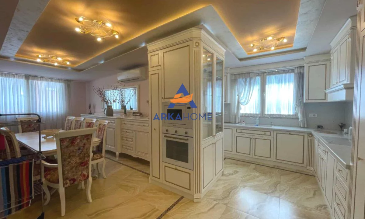 Attico(ultimo piano panoramico) in vendita a Tirana 4+1, Arredato