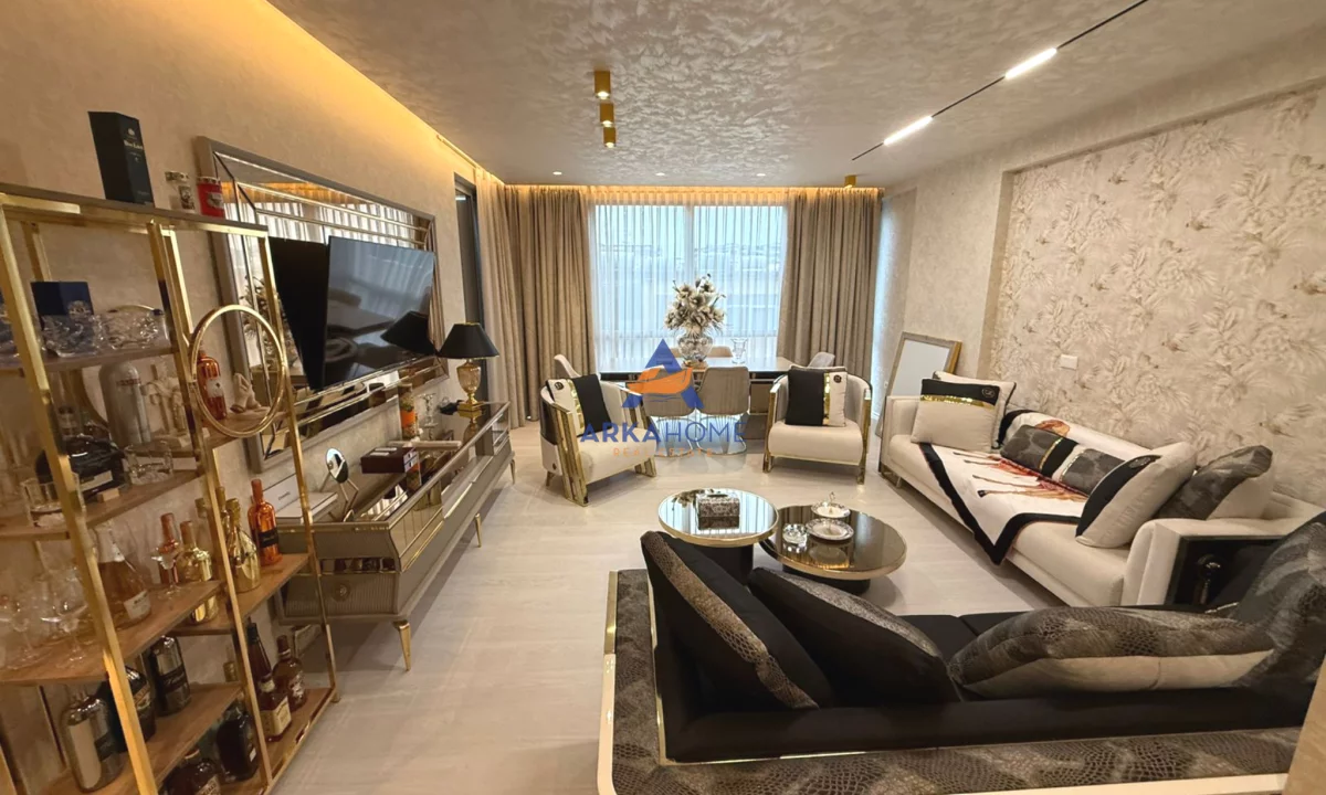 Appartamento in vendita a Tirana 2+1, Arredato