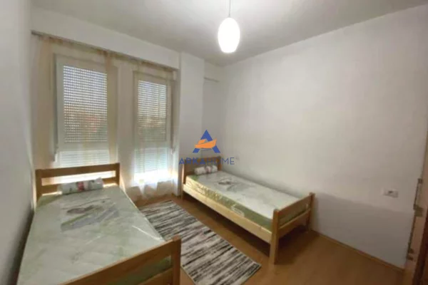 Shtepi me qera Apartament ne Tirane, 3+1, Mobilimi E mobiluar, Pagesa 675  Euro.
