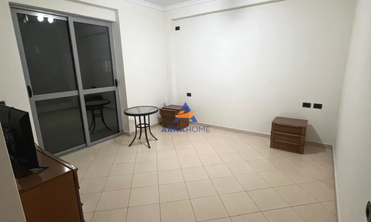 Appartamento in vendita a Tirana 2+1, SemiArredato