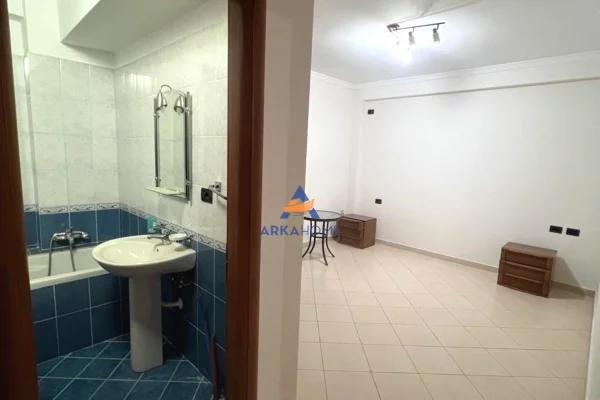 Appartamento in vendita a Tirana 2+1, SemiArredato