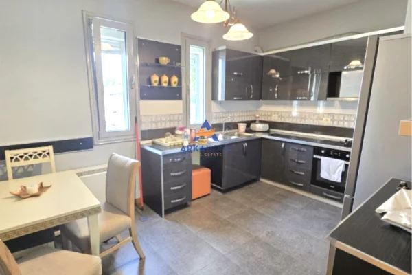 Shtepi me qera Duplex(shtepi me 2 kate) ne Tirane, 4+1, Mobilimi E mobiluar, Pagesa 1,000  Euro.