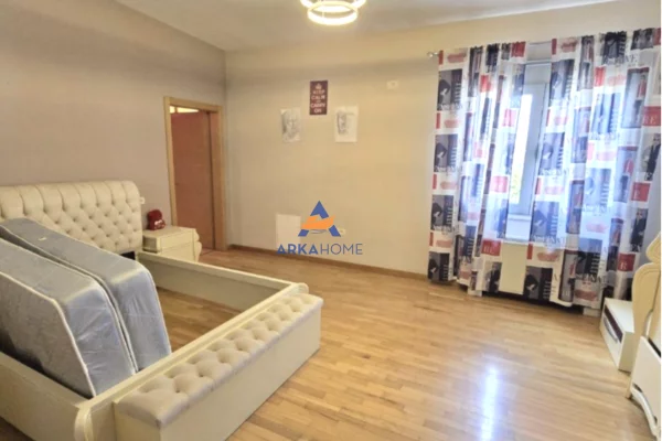 Shtepi me qera Duplex(shtepi me 2 kate) ne Tirane, 4+1, Mobilimi E mobiluar, Pagesa 1,000  Euro.