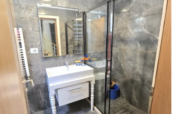 Shtepi me qera Duplex(shtepi me 2 kate) ne Tirane, 4+1, Mobilimi E mobiluar, Pagesa 1,000  Euro.