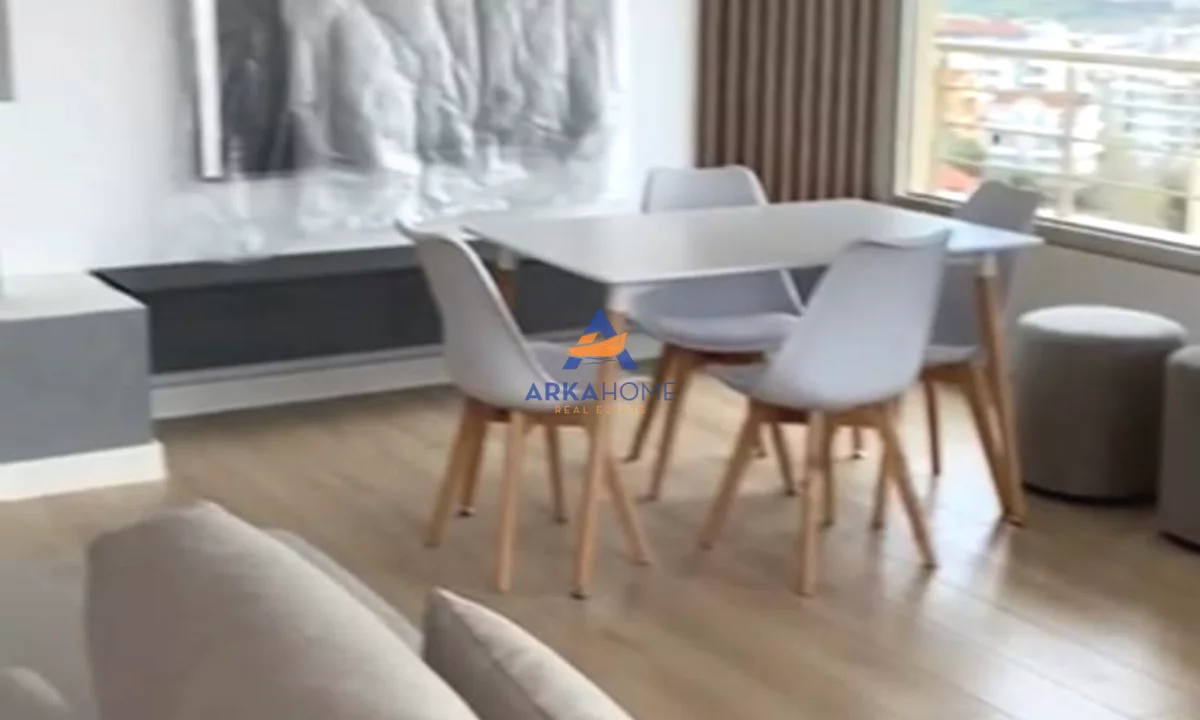 Attico(ultimo piano panoramico) in vendita a Tirana 3+1, Arredato