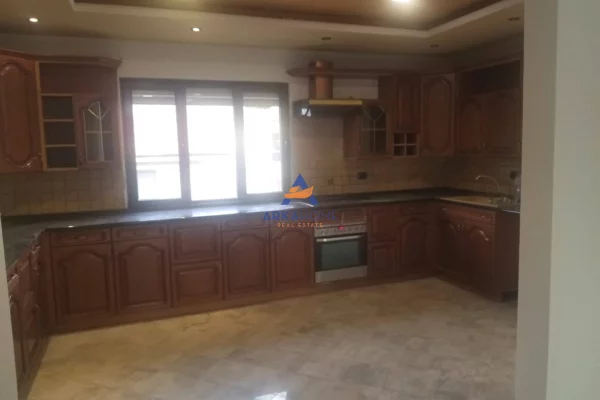 Shtepi me qera Apartament ne Tirane, 3+1, Mobilimi Bosh, pa mobiluar, Pagesa 600  Euro.