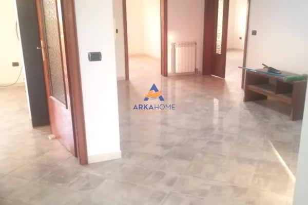 Shtepi me qera Apartament ne Tirane, 3+1, Mobilimi Bosh, pa mobiluar, Pagesa 600  Euro.