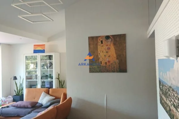 Attico(ultimo piano panoramico) in vendita a Tirana 4+1, Arredato