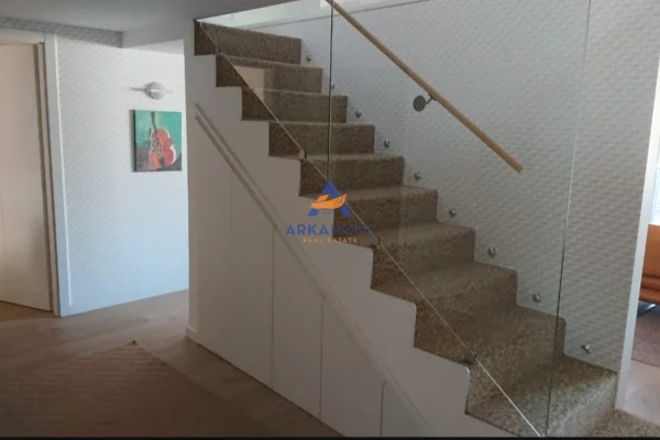 Attico(ultimo piano panoramico) in vendita a Tirana 4+1, Arredato