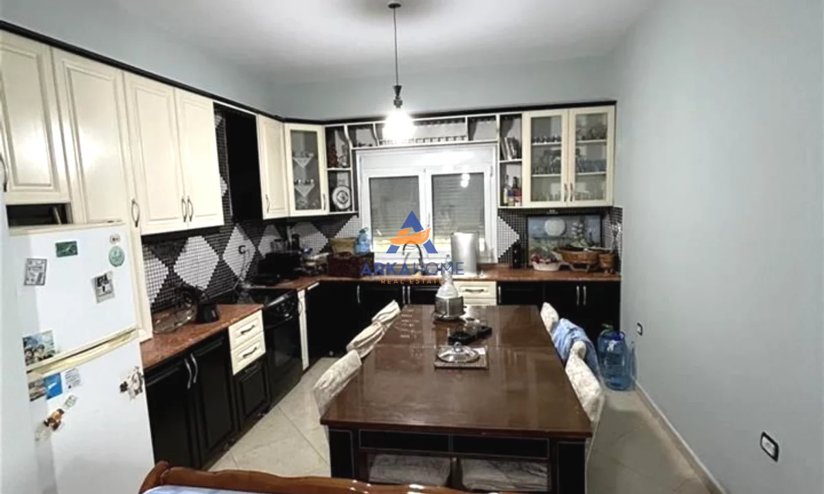 Shtepi me qera Shtepi Private ne Tirane, 3+1, Mobilimi E mobiluar, Pagesa 523  Euro.