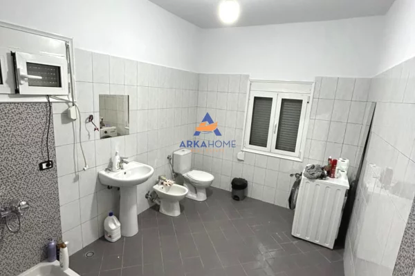 Shtepi me qera Shtepi Private ne Tirane, 3+1, Mobilimi E mobiluar, Pagesa 523  Euro.