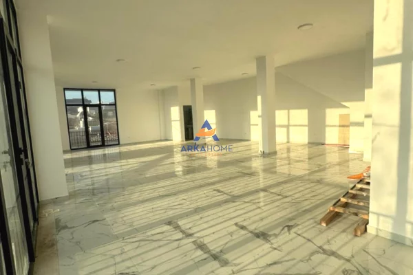 JEPET ME QERA AMBIENT BIZNESI 140M2 "SAUK, KRYQEZIMI DREJT FARKES" 90.000 LEKE