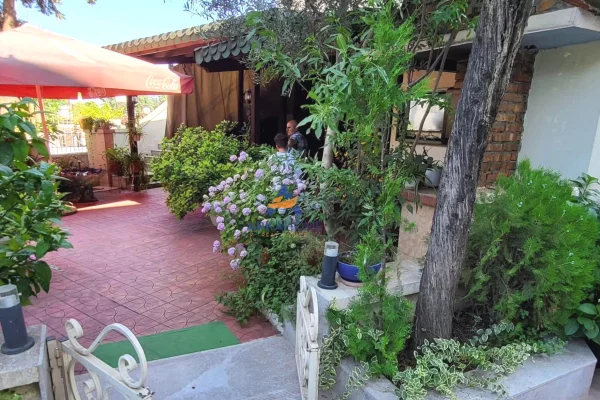 JEPET ME QERA LOKAL/AMBIENT 300 M² "KINOSTUDIO, PËRBALLË CAVALIERO CLUB" 2500 EURO