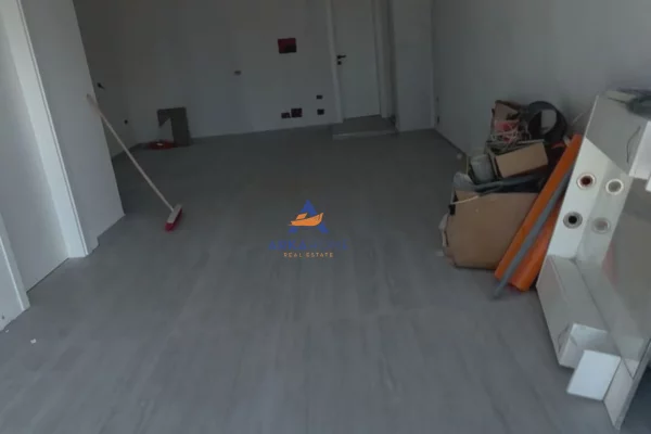 Shtepi ne shitje Apartament ne Vlore, 1+1, Mobilimi Bosh, pa mobiluar, Pagesa 110,000  Euro.