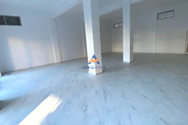 JEPET ME QERA BIZNES 120M2 "ALI DEMI, AFËR FUSHES" 2000 EURO